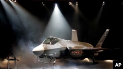 白宫国产展包括F-35战机的一个模型(美联社)