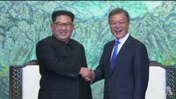 金正恩与文在寅签署《板门店宣言》 金正恩与文在寅签署《板门店宣言》