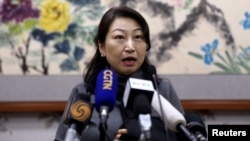 香港律政司长郑若骅在伦敦的中国大使馆记者会上讲话。(2019年11月20日)