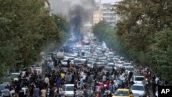 伊朗首都德黑兰爆发抗议年轻女性被警察拘留期间死亡的行动。(2022年9月21日)