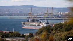 Sebuah kapal tanker minyak, anak perusahaan Transneft PJSC, di Novorossiysk, Rusia (foto: dok). AS tidak meminta India untuk mengurangi impor minyak dari Rusia.