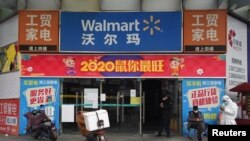 资料照片:湖北省武汉市一家沃尔玛商店的入口处(2020年2月25日)