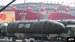 中共建政70周年纪念在天安门广场进行的游行期间展示的DF-5B洲际弹道导弹。(2019年10月1日)