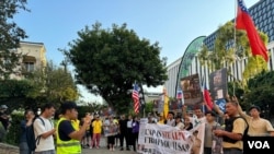 9月8日,洛杉矶民主人士在中国驻洛杉矶总领事馆门前抗议活动现场。