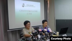 记协主席岑倚兰(左)公布最新言论自由年报(香港记协 facebook图片)