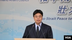 陆委会副主委邱垂正2017年6月8日在记者会上谈台美关系 (美国之音记者申华 拍摄)