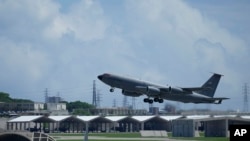 资料照片 :一架美国空军 KC-135 型加油机从位于日本南部冲绳西部的嘉手纳空军基地机场起飞。(美联社照片,2023 年 8 月 30 日)
