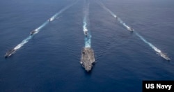 资料照片: 2020年7月20日尼米兹航母打击群由旗舰尼米兹号、导弹巡洋舰普林斯顿号、导弹驱逐舰斯特雷特号和拉尔夫约翰逊号以及印度海军舰艇拉纳号、萨哈德里号、什瓦利克号和卡莫尔塔号组成,在印度洋进行合作部署。