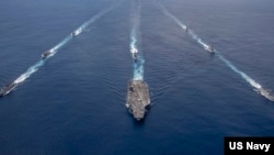 由美国海军“尼米兹”号航母(USS Nimitz)、 “普林斯顿”号(USS Princeton)导弹巡洋舰、“斯特雷特”号(USS Sterett)导弹驱逐舰和“拉尔夫·约翰逊”号
(USS Ralph Johnson)导弹驱逐舰组成的航母打击群与印度军舰2020年7月20日在印度洋举行演习。(美国海军照片)