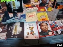 2012年7月的香港书展上有敏感书籍《砍头也不回头》《我不信中国模式》《陌生梁振英》(美国之音丁力拍摄)