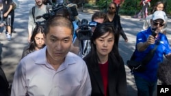 资料照片:被控非法充当中国政府代理人的前纽约州长助理孙雯和丈夫胡骁(不在照片中)在提审后离开布鲁克林联邦法院。(2024年9月3日)
