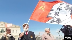 俄共支持者们在苏联红旗上添加了列宁和斯大林头像。2013年五一节时,俄罗斯共产党在莫斯科市中心举行大型集会。