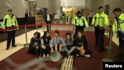 香港众志和岭大学生在政府总部大堂静坐抗议修订逃犯条例