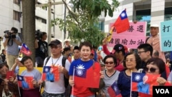 高雄市长韩国瑜的支持者“韩粉”在国民党总部门前为韩国瑜呐喊助威。(2019年7月15日,美国之音林枫拍摄)