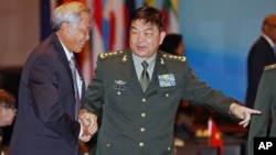 中国国防部长常万全和新加坡防长黄永宏握手(2015年11月4日)
