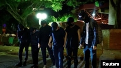 反政府示威者在离开香港理工大学(PolyU)校园 (路透社,2019年11月21日资料照)