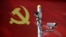 中共建党百年来的人权纪录最近成为舆论重要话题。图为以中共党旗为背景的监控摄像头。(资料照)