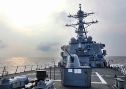 美国海军第七舰队伯克级导弹驱逐舰本福德(USS Benfold)号2021年7月28日穿越台湾海峡。(照片来自美国海军推特)