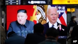 韩国首尔火车站大屏幕上正在播出有关朝鲜和美国的新闻。(美联社)