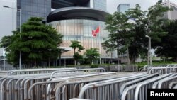 香港立法会办公楼前面有路障(2016年6月10日)