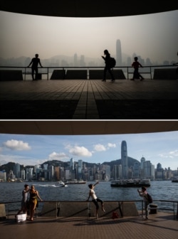 游客在香港九龙维多利亚港海滨长廊游览,雾霾弥漫香港岛,居民被要求留在室内。(2018年1月22日)。下图: 2016年6月24日,游客在维多利亚港前拍照,蓝天白云下,香港天际线清晰。