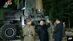朝鲜官媒2017年7月28日的的视频截图显示,朝鲜领导人金正恩在朝鲜某地的导弹试验场