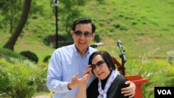 马英九总统和海基会前董事长辜振甫遗孀辜严倬云合影(美国之音齐勇明拍摄)