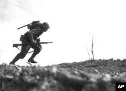 1945年5月10日,冲绳岛上,美国海军陆战队战士保尔森冒着日军机枪火力冲锋
