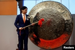小米公司创始人,董事长兼首席执行官雷军准备在香港交易所敲锣,小米公司在香港上市(2018年7月9日)。