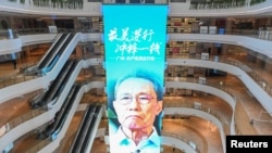 广东省广州市中心商业区一家商场里的电子屏幕上显示中国新型冠状病毒专家钟南山的照片。(2020年2月10日)
