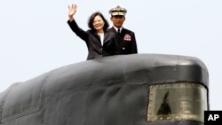 2017年3月21日,台湾总统蔡英文(左)来到南台湾的高雄左营海军基地,从剑龙级潜艇上挥手。