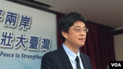 陆委会发言人邱垂正首次记者会资料照(美国之音齐勇明拍摄)