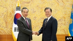 韩国总统府发放的照片:韩国总统文在寅在首尔会晤到访的中国外长王毅。(2020年11月26日)