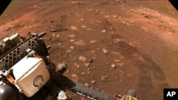“毅力”号火星车2021年3月4日首次在火星上行驶(照片由美国国家航空航天局提供)。