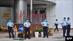 香港警察在北京驻港国安公署外站岗。(2020年7月9日)