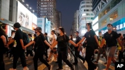 香港蒙面示威人士10月5日傍晚手拉手,抗议政府禁蒙面规例实施。
