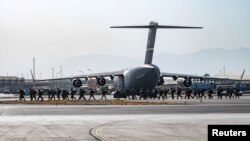 美军士兵抵达喀布尔国际机场提供安全支援。(2021年8月20日)
