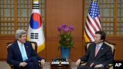 美国国务卿克里(左)2月13日在首尔会晤韩国外交部长官尹炳世