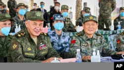 资料照:中国国防部长魏凤和(右)与俄罗斯国防部长邵伊古(左)在中国宁夏视察中俄联合军演。(2021年8月13日)