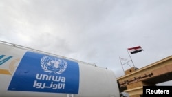 联合国近东巴勒斯坦难民救济和工程处(UNRWA)一辆卡车从加沙地带进入埃及。(路透社资料图)