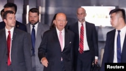 美国商务部长罗斯离开北京的一家酒店,前去参加与中国官员的会谈(2018年6月2日)