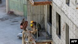 资料照:在蒙古首都乌兰巴托建筑工地做工的朝鲜劳工。(2017年10月6日)