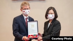 台湾总统蔡英文9月3日追赠捷克已故参议院议长柯佳洛勋章,由捷克参议院议长维特奇代表接受。(台湾总统府提供)