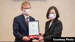 台湾总统蔡英文9月3日追赠捷克已故参议院议长柯佳洛勋章,由捷克参议院议长维特奇代表接受。(台湾总统府提供)