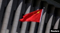 资料照:北京人大会堂前飘扬的中国国旗。