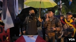 2024年10月1日,英国港侨协会创办人郑文杰在有可能被改建为中国大使馆的英国伦敦前皇家铸币厂(Royal Mint Court)建筑物外的集会上发言。 (美国之音/郑乐捷)