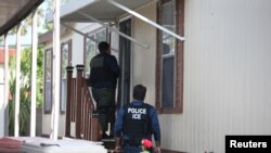 美国移民与海关执法局逃犯追缉行动组成员在加州圣安娜搜捕一名违反移民法的逃犯。(2017年5月11日)