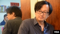 来自台湾的香港《号外》杂志主编张铁志表示,台湾的太阳花运动与香港的雨伞运动组织者有一定的交流。(美国之音 美国之音汤惠芸拍摄)