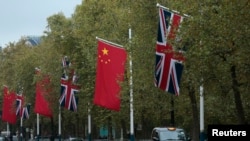 中英两国国旗在伦敦街头飘扬。(2015年10月19日)