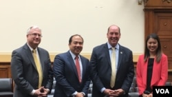 美国国会众议院外交委员会亚太小组委员会主席约霍与专家合影,左起石明凯、古举伦、约霍及马翊庭(美国之音钟辰芳拍摄)